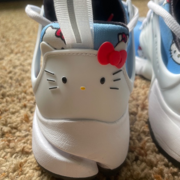 Women's Nike Shoe Size 8 Hello Kitty - Picture 7 of 8